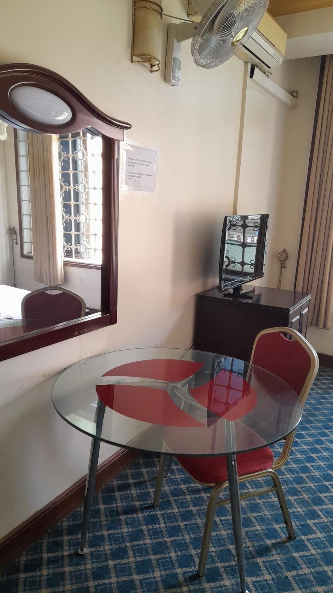 New Jbk Hotel Kampala Extérieur photo